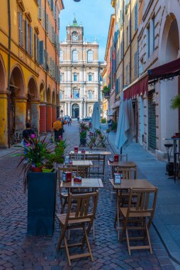 Modena, İtalya, 22 Eylül 2021: İtalyan kenti Modena 'nın merkezindeki Palazzo Ducale' ye giden bir caddenin manzarası.