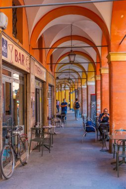 Modena, İtalya, 22 Eylül 2021: İtalyan kenti Modena 'nın merkezinde atari salonu.