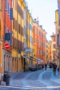 Modena, İtalya, 22 Eylül 2021: İtalyan kenti Modena 'nın merkezindeki Dar Sokak.