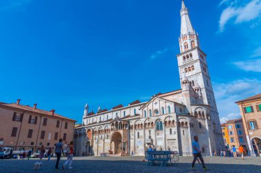 Modena, İtalya, 22 Eylül 2021: Modena Katedrali ve İtalya 'daki Ghirlandina Kulesi.