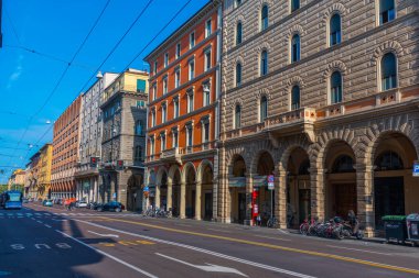 Bolonya, İtalya, 22 Eylül 2021: Bologna, İtalya 'nın tarihi merkezinde bir caddenin görüntüsü.