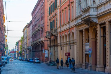 Bolonya, İtalya, 22 Eylül 2021: İnsanlar Cumartesi günü Bologna 'daki Dell Independenza üzerinden bulvarda geziniyorlar..
