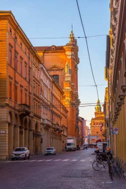 Bolonya, İtalya, 22 Eylül 2021: İnsanlar Cumartesi günü Bologna 'daki Dell Independenza üzerinden bulvarda geziniyorlar..