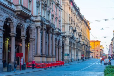 Bolonya, İtalya, 22 Eylül 2021: Bologna, İtalya 'da Franco Rizzoli aracılığıyla aydınlananların gece görüşü.