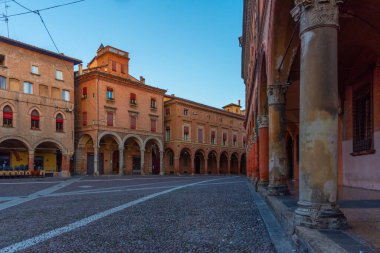 Bologna, İtalya, 22 Eylül 2021: İtalyan kenti Bologna 'daki Piazza Santo Stefano manzarası.