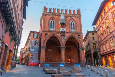 Bolonya, İtalya, 22 Eylül 2021: Palazzo della Mercanzia Bologna, İtalya 'nın tarihi merkezinde.