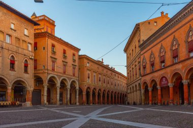 Bologna, İtalya, 22 Eylül 2021: İtalyan kenti Bologna 'daki Piazza Santo Stefano manzarası.