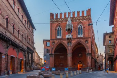 Bolonya, İtalya, 22 Eylül 2021: Palazzo della Mercanzia Bologna, İtalya 'nın tarihi merkezinde.