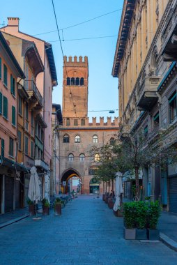 Bolonya, İtalya, 22 Eylül 2021: İtalya 'nın Bologna kentindeki Podesta Sarayı' na uzanan Dar Sokak.