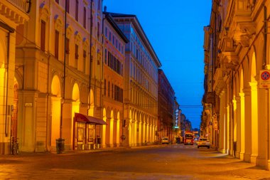 Bolonya, İtalya, 22 Eylül 2021: Bologna, İtalya 'da Dell' Independenza üzerinden bulvarın gece manzarası.