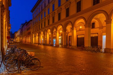 Bolonya, İtalya, 22 Eylül 2021: Bologna, İtalya 'da Dell' Independenza üzerinden bulvarın gece manzarası.