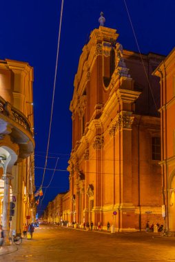 Bolonya, İtalya, 21 Eylül 2021: Cattedrale di San Pietro 'nun İtalya' daki gece manzarası.