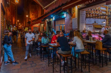 Bologna, İtalya, 21 Eylül 2021: İtalya 'nın eski Bologna kentinde gece hayatı.
