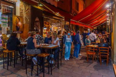 Bologna, İtalya, 21 Eylül 2021: İtalya 'nın eski Bologna kentinde gece hayatı.