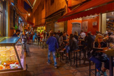 Bologna, İtalya, 21 Eylül 2021: İtalya 'nın eski Bologna kentinde gece hayatı.