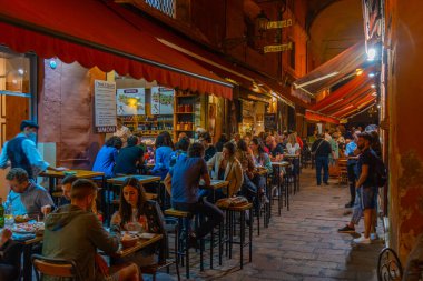 Bologna, İtalya, 21 Eylül 2021: İtalya 'nın eski Bologna kentinde gece hayatı.