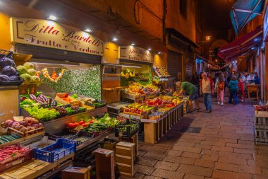 Bolonya, İtalya, 21 Eylül 2021: İnsanlar Bologna, İtalya 'nın tarihi merkezinde bir alışveriş bölgesinden geçiyor.