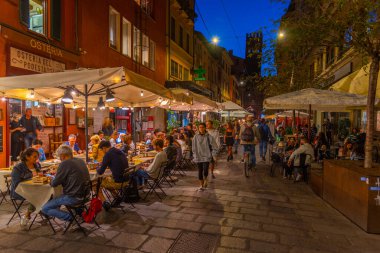 Bologna, İtalya, 21 Eylül 2021: İtalya 'nın eski Bologna kentinde gece hayatı.