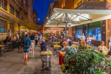 Bologna, İtalya, 21 Eylül 2021: İtalya 'nın eski Bologna kentinde gece hayatı.