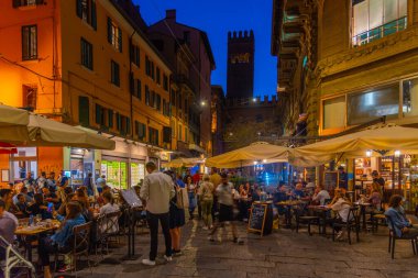 Bologna, İtalya, 21 Eylül 2021: İtalya 'nın eski Bologna kentinde gece hayatı.