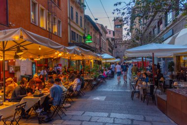 Bologna, İtalya, 21 Eylül 2021: İtalya 'nın eski Bologna kentinde gece hayatı.
