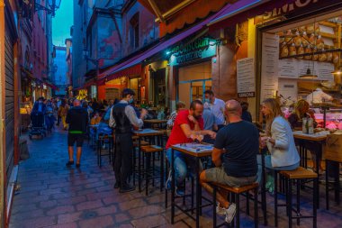 Bologna, İtalya, 21 Eylül 2021: İtalya 'nın eski Bologna kentinde gece hayatı.