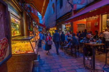 Bologna, İtalya, 21 Eylül 2021: İtalya 'nın eski Bologna kentinde gece hayatı.