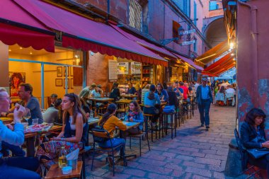 Bologna, İtalya, 21 Eylül 2021: İtalya 'nın eski Bologna kentinde gece hayatı.