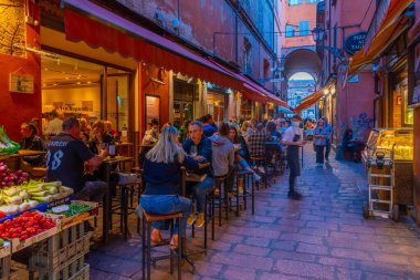 Bologna, İtalya, 21 Eylül 2021: İtalya 'nın eski Bologna kentinde gece hayatı.