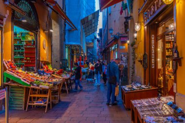 Bologna, İtalya, 21 Eylül 2021: İtalya 'nın eski Bologna kentinde gece hayatı.
