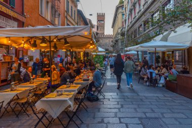 Bologna, İtalya, 21 Eylül 2021: İtalya 'nın eski Bologna kentinde gece hayatı.