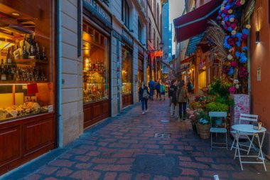 Bologna, İtalya, 21 Eylül 2021: İtalya 'nın eski Bologna kentinde gece hayatı.