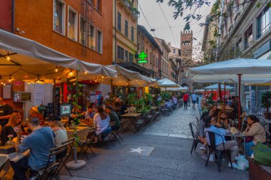 Bologna, İtalya, 21 Eylül 2021: İtalya 'nın eski Bologna kentinde gece hayatı.