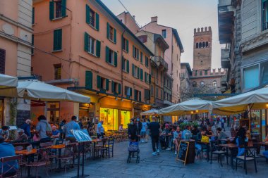 Bologna, İtalya, 21 Eylül 2021: İtalya 'nın eski Bologna kentinde gece hayatı.