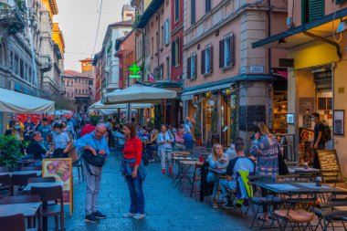 Bologna, İtalya, 21 Eylül 2021: İtalya 'nın eski Bologna kentinde gece hayatı.