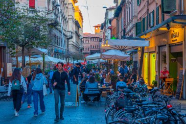 Bologna, İtalya, 21 Eylül 2021: İtalya 'nın eski Bologna kentinde gece hayatı.
