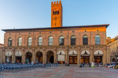 Bolonya, İtalya, 21 Eylül 2021: İtalyan kentindeki podesta sarayının manzarası.