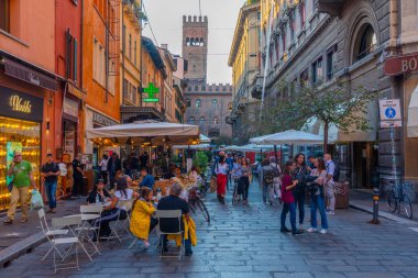 Bologna, İtalya, 21 Eylül 2021: İtalya 'nın eski Bologna kentinde gece hayatı.