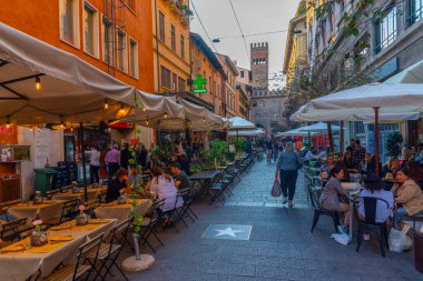 Bologna, İtalya, 21 Eylül 2021: İtalya 'nın eski Bologna kentinde gece hayatı.