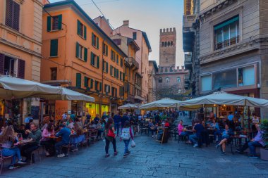 Bologna, İtalya, 21 Eylül 2021: İtalya 'nın eski Bologna kentinde gece hayatı.