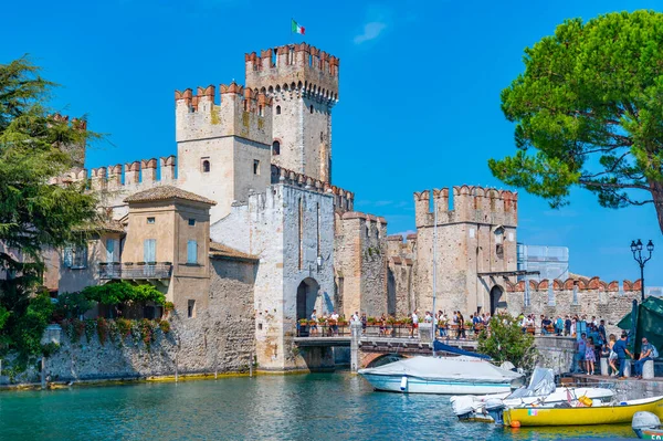Sirmione, İtalya, 26 Ağustos 2021: İtalya, Lago di Garda Sirmione Kalesi.