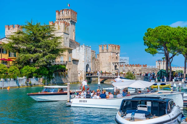 Sirmione, İtalya, 26 Ağustos 2021: İtalya, Lago di Garda Sirmione Kalesi.