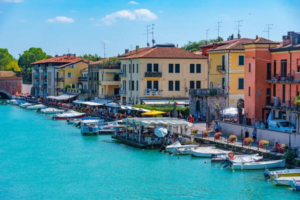 Peschiera del Garda, İtalya, 26 Ağustos 2021: İtalyan şehri Peschiera del Garda 'da Canale di Mezzo.