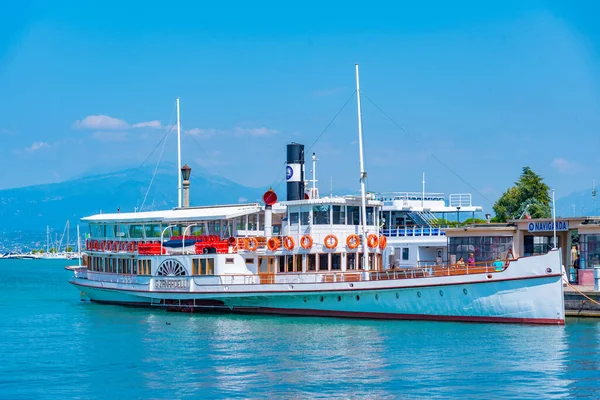 Peschiera del Garda, İtalya, 26 Ağustos 2021: Peschiera del Garda feribotu.