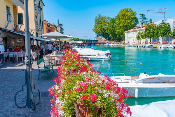 Peschiera del Garda, İtalya, 26 Ağustos 2021: İtalyan şehri Peschiera del Garda 'da Canale di Mezzo.