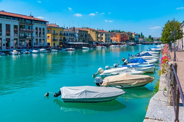 Peschiera del Garda, İtalya, 26 Ağustos 2021: İtalyan şehri Peschiera del Garda 'da Canale di Mezzo.