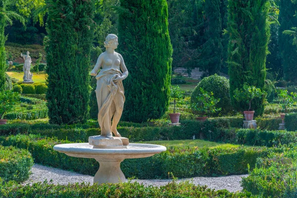 Verona, İtalya, 26 Ağustos 2021: İtalyan kenti Verona 'daki Giardino Giusti bahçesi.