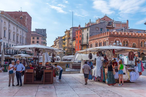 Verona Italië Augustus 2021 Mensen Wandelen Door Piazza Delle Erbe — Stockfoto