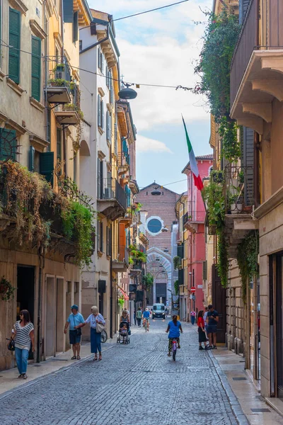 Verona, İtalya, 26 Ağustos 2021: İtalya 'nın Verona kentindeki tarihi evler.