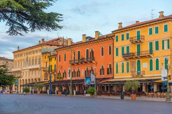 Verona, İtalya, 26 Ağustos 2021: Verona, İtalya 'da Piazza Bra' nın gündoğumu manzarası.